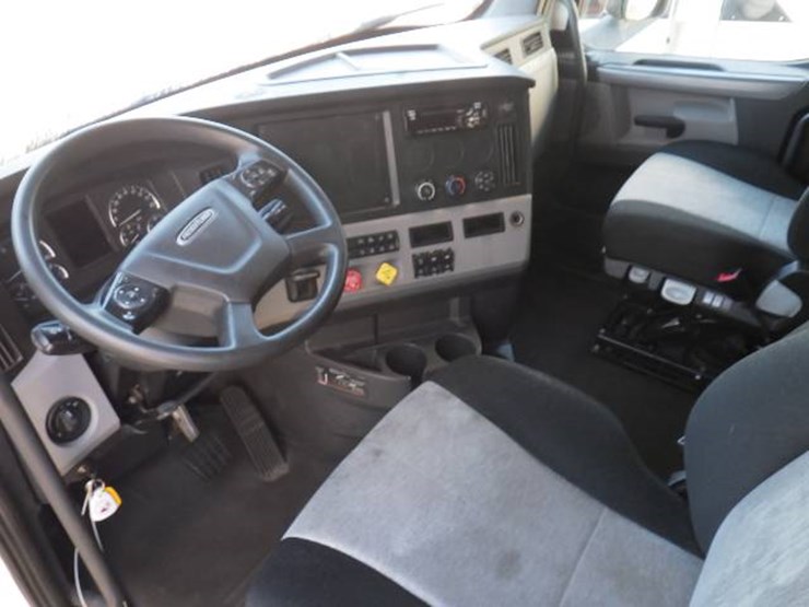 2019-freightliner-cascadia-126-image-12