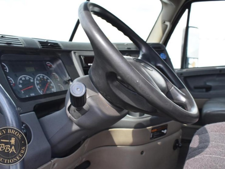 2015-freightliner-cascadia-125-image-14