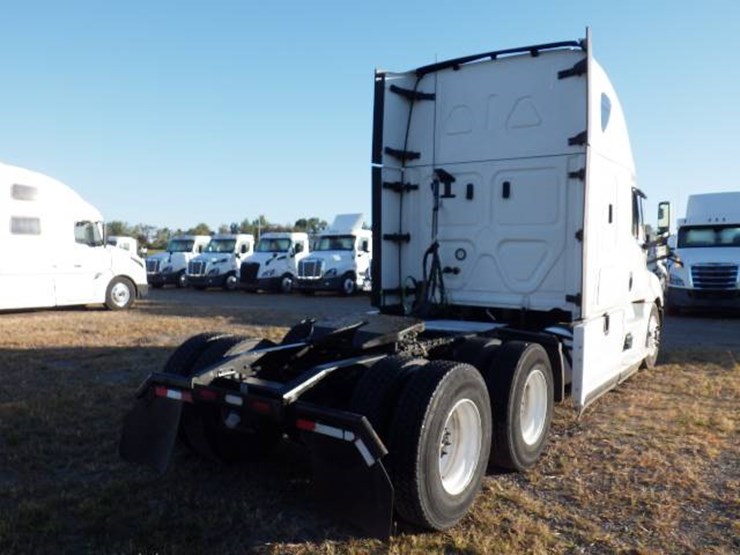 2021-freightliner-cascadia-126-image-6
