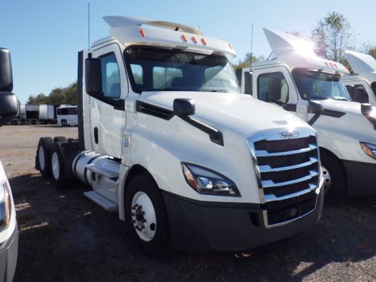 2018-freightliner-cascadia-126-image-3