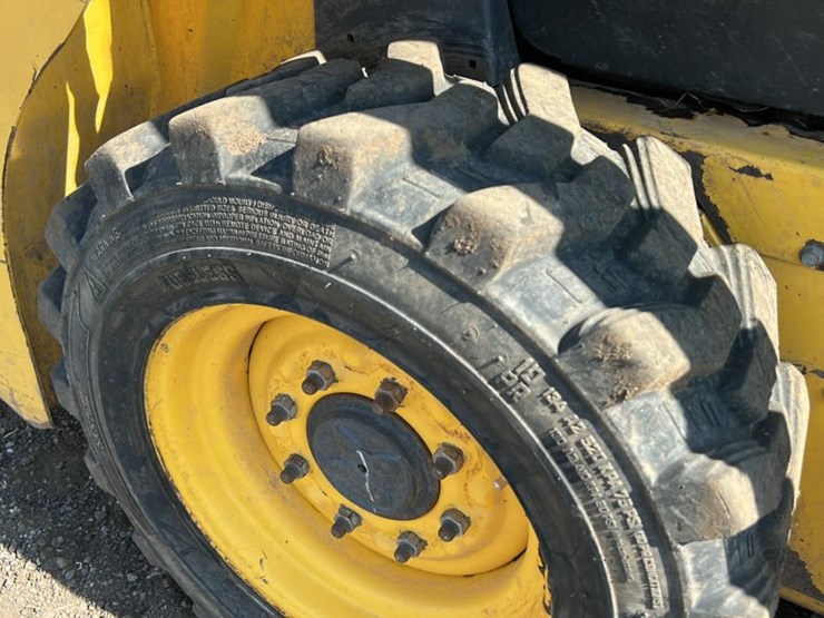 2011-new-holland-l215-image-33