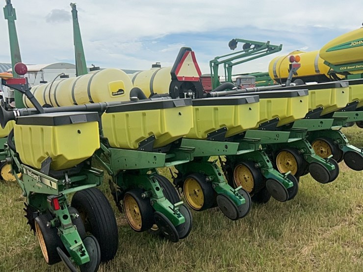 john-deere-7200-image-25