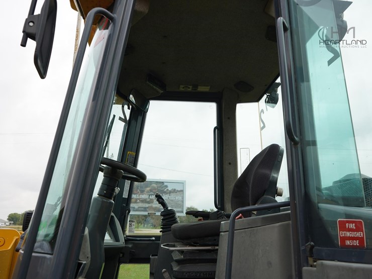 2010-deere-244j-image-32