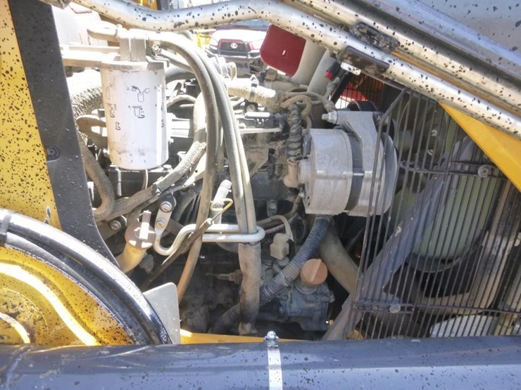 2021-deere-210l-image-32