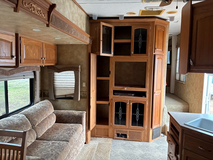 #200-•-heartland-big-country-camper-image-19