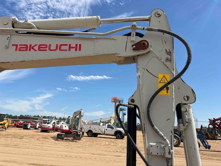 2017-takeuchi-tb240-image-12
