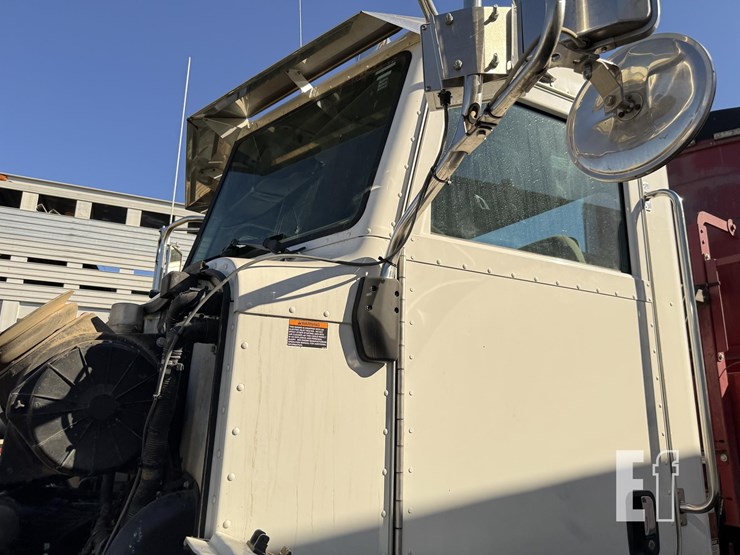 2005-peterbilt-335-image-51