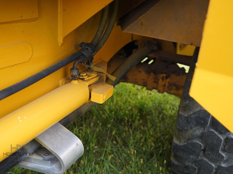 2010-deere-244j-image-29