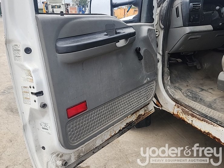 2005-ford-f550-image-15