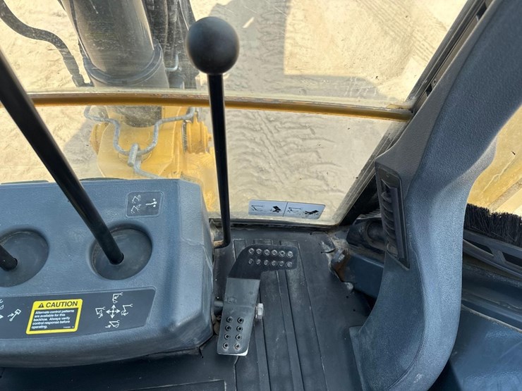 2018-deere-410l-image-32