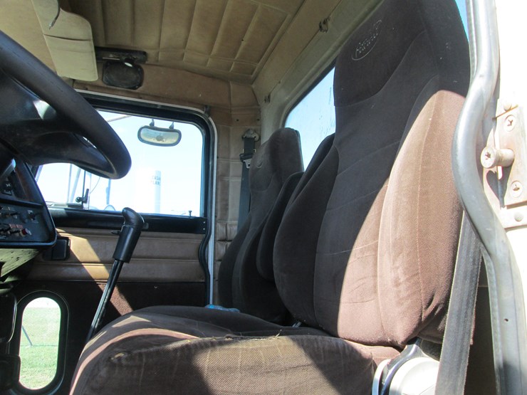 2004-peterbilt-357-image-36