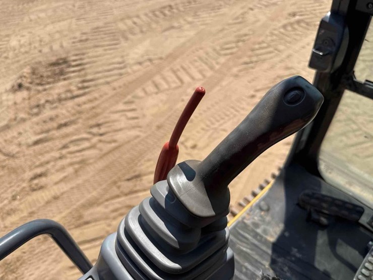 2017-deere-350g-lc-image-30