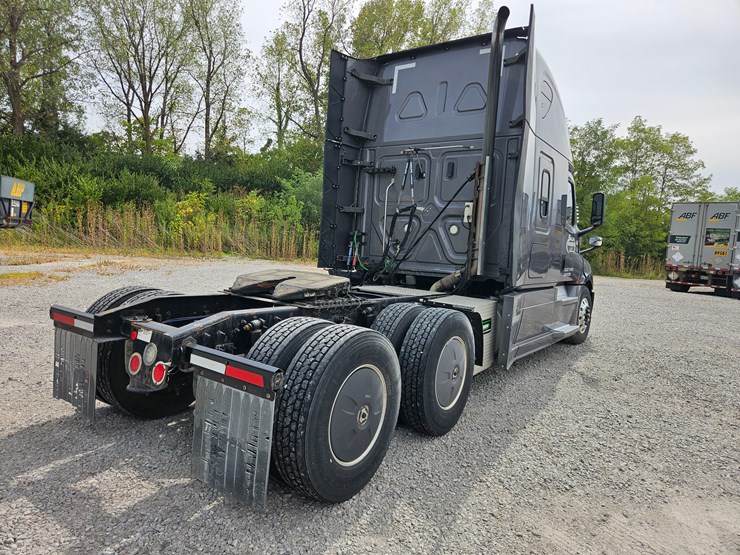 2019-freightliner-cascadia-126-image-18