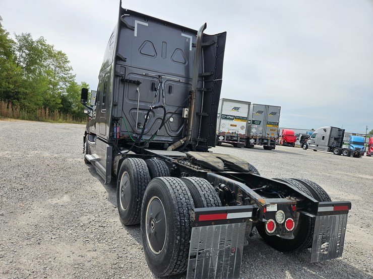 2019-freightliner-cascadia-126-image-14