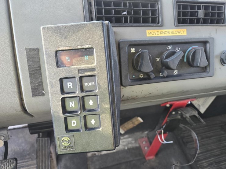 1997-freightliner-fl60-image-48