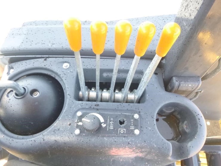2021-deere-210l-image-13