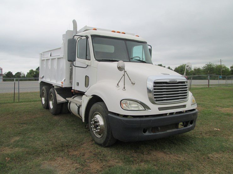 2006-freightliner-columbia-120-image-2