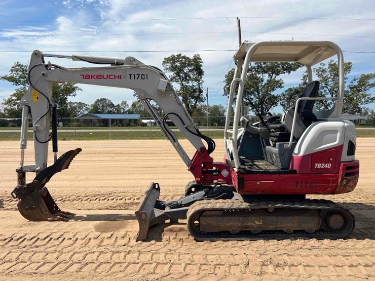 2017-takeuchi-tb240-image-1