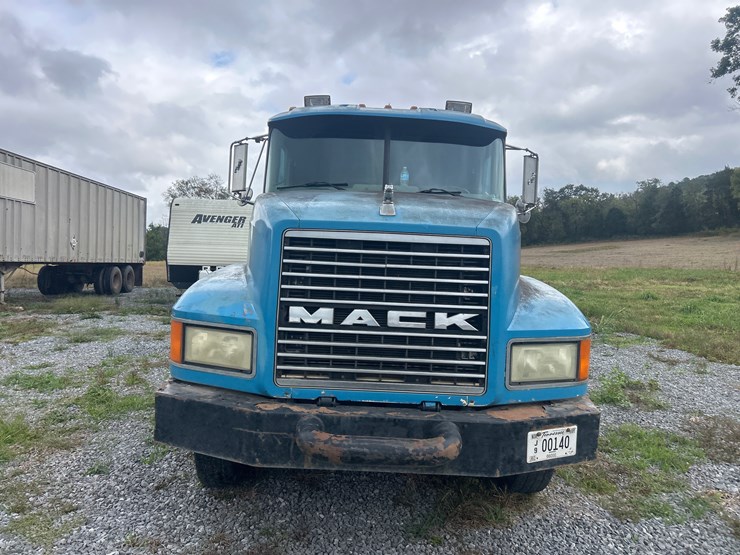 1996-mack-ch613-image-7