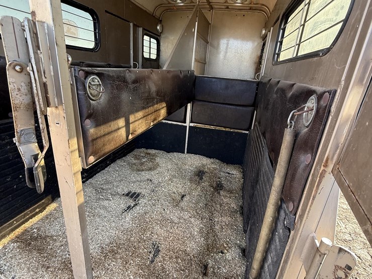 logan-2-horse-trailer-image-21