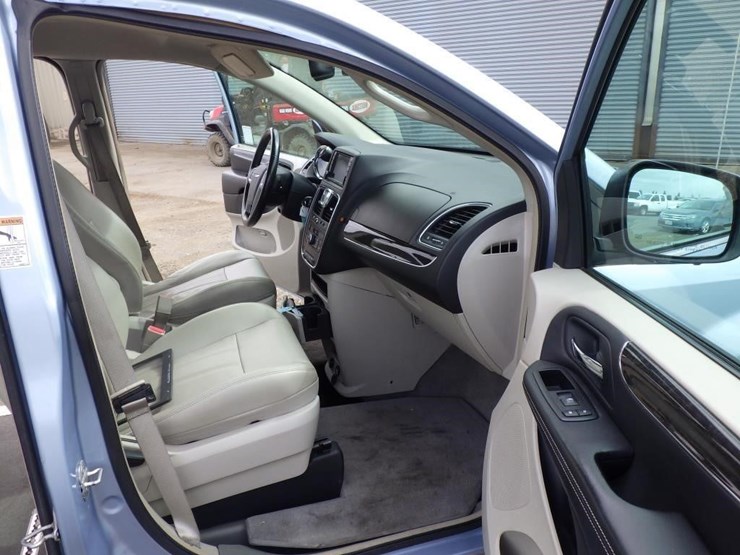 2013-chrysler-town-&-country-image-6