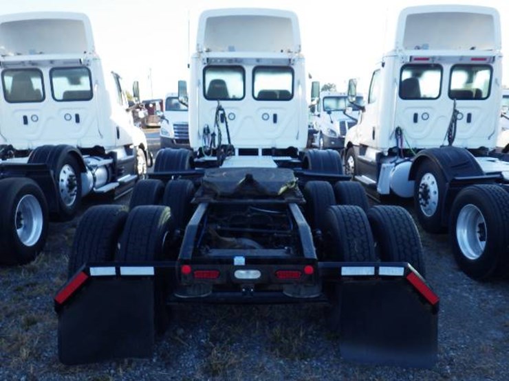 2022-freightliner-cascadia-126-image-8