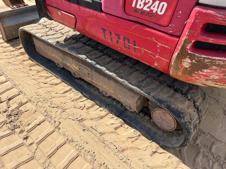 2017-takeuchi-tb240-image-21