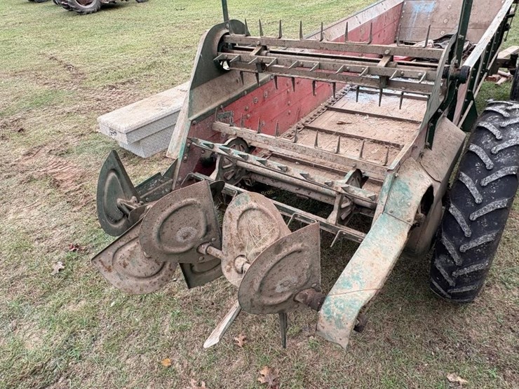 new-idea-ground-driven-manure-spreader-image-3
