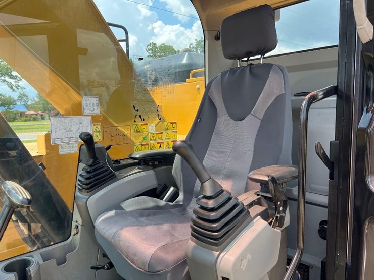 2016-caterpillar-325fl-image-37