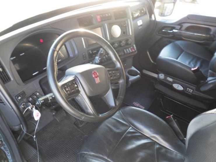 2023-kenworth-w990-image-9