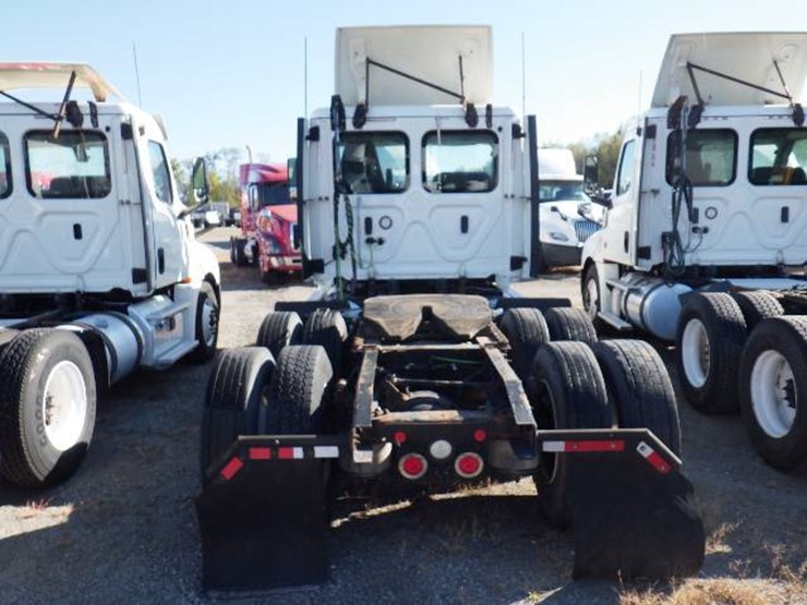 2018-freightliner-cascadia-126-image-6
