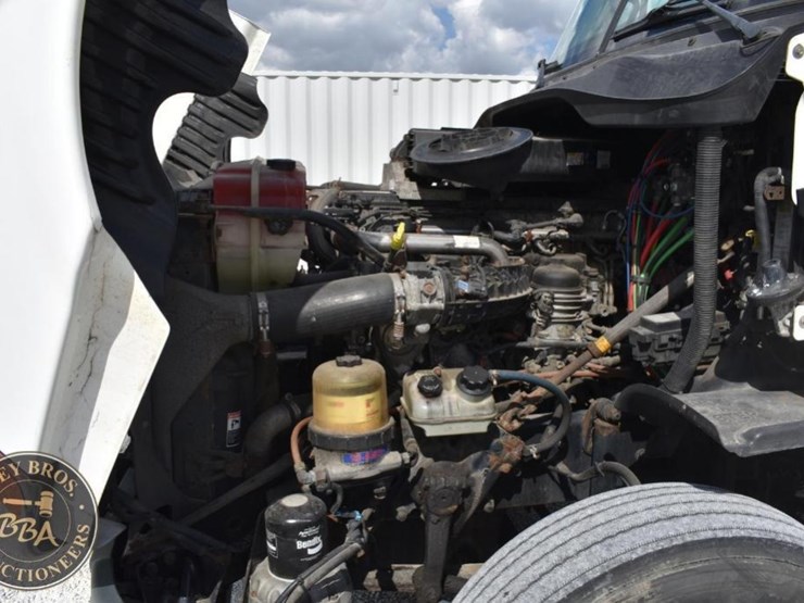 2015-freightliner-cascadia-125-image-19