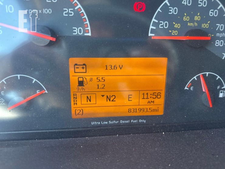 2013-volvo-vnl64t630-image-23