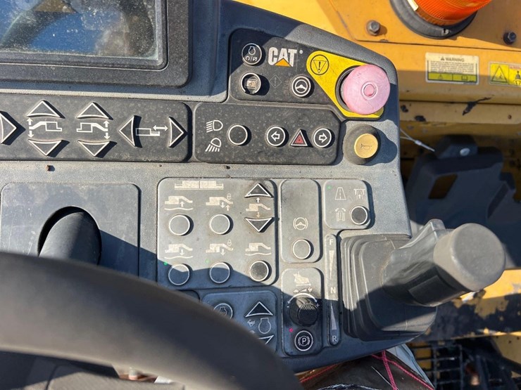 2017-caterpillar-ap-555f-image-36