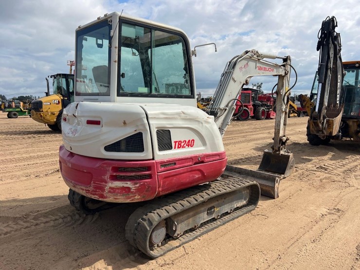 2020-takeuchi-tb240-image-4
