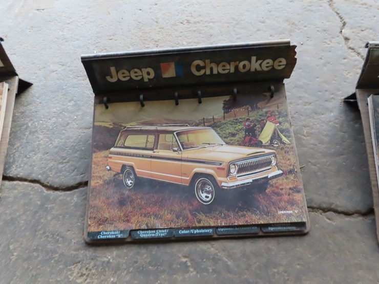 amc-jeep-dealership-display-books-1976-image-5