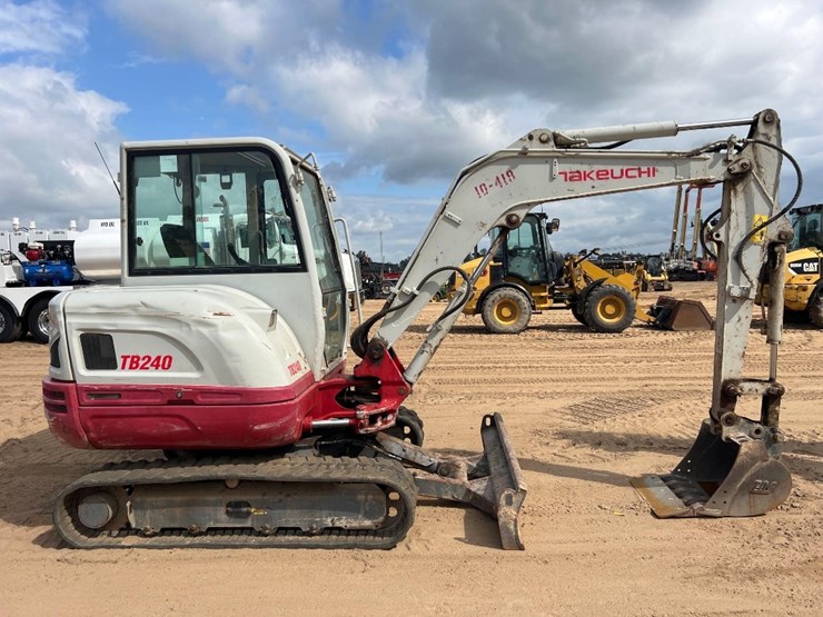 2020-takeuchi-tb240-image-5