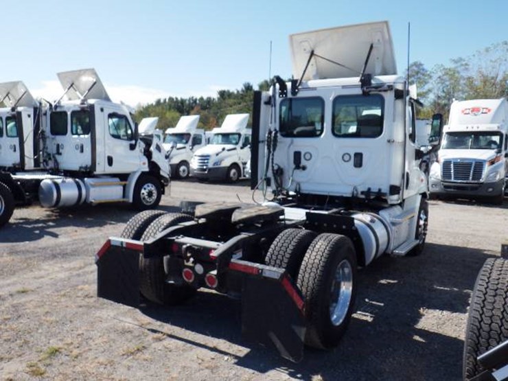 2017-freightliner-cascadia-113-image-4