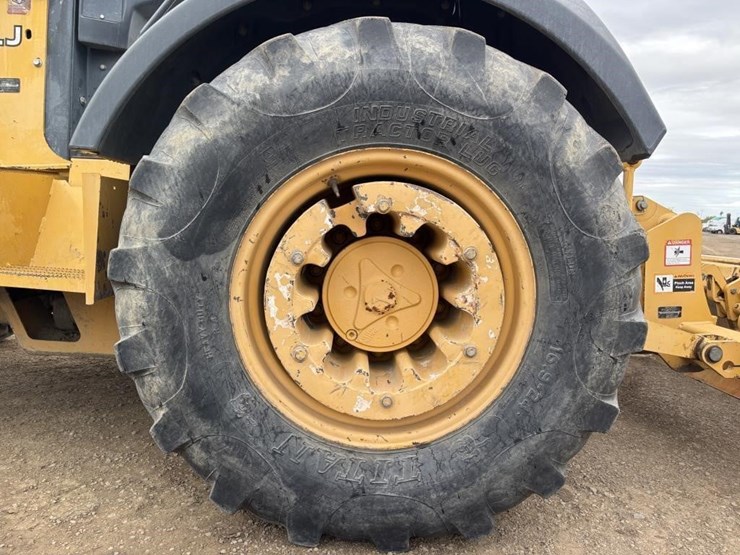 2012-deere-210lj-image-27