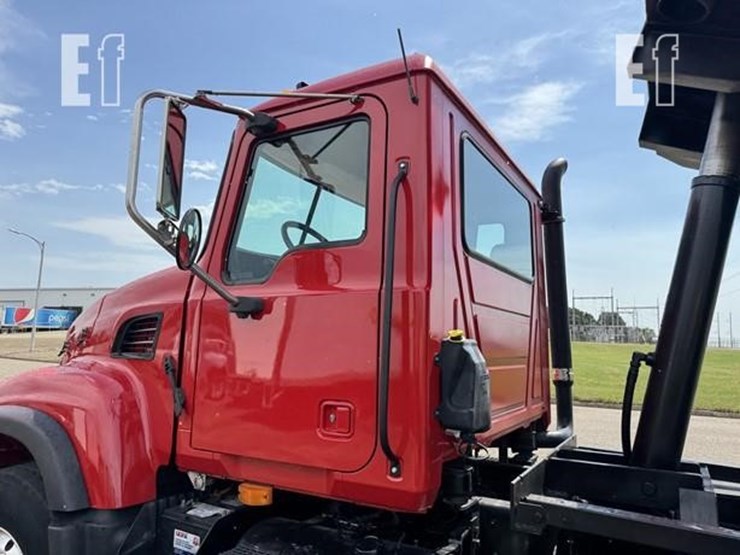 mack-granite-cv713-image-14