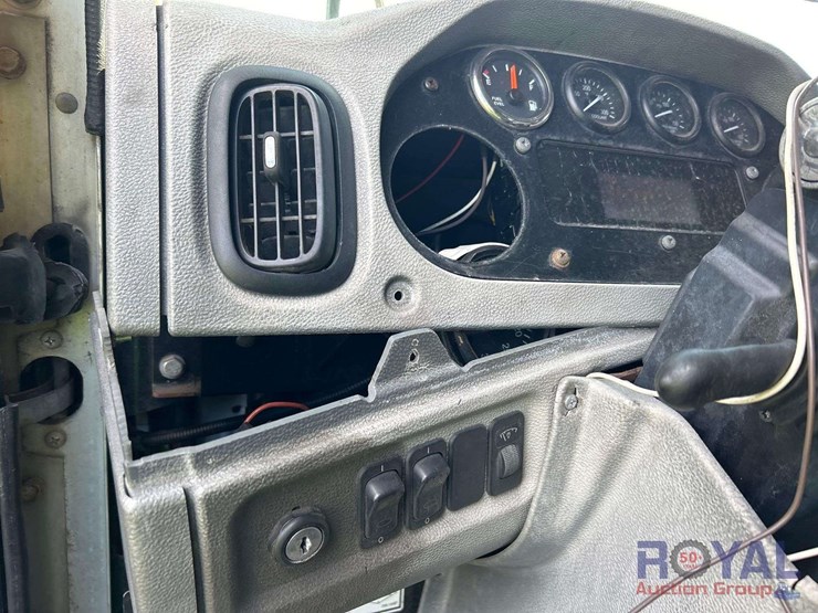 2015-peterbilt-320-image-8