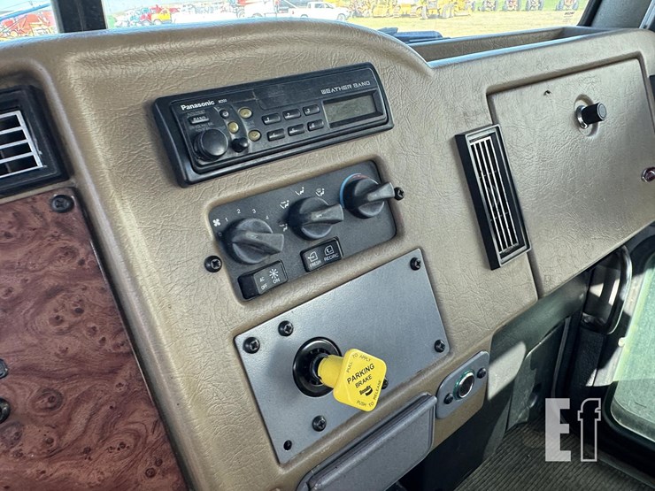 2005-peterbilt-335-image-31