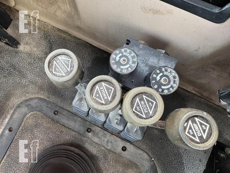 mack-granite-cv713-image-54