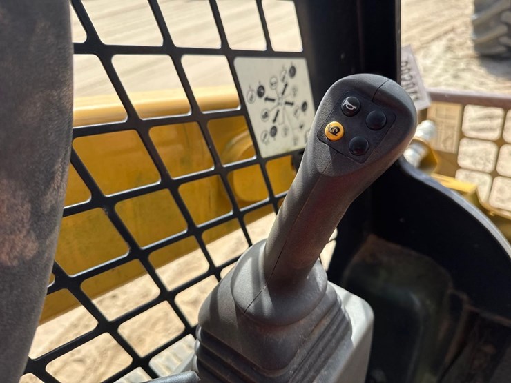 2020-caterpillar-259d3-image-31