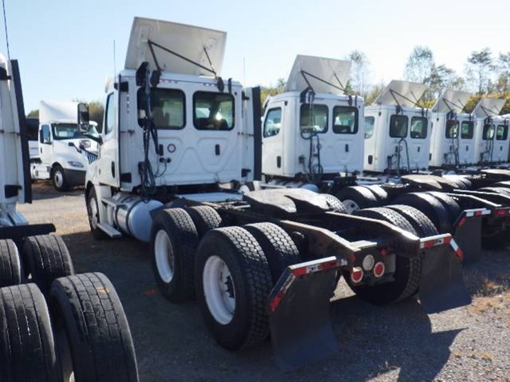 2018-freightliner-cascadia-126-image-8