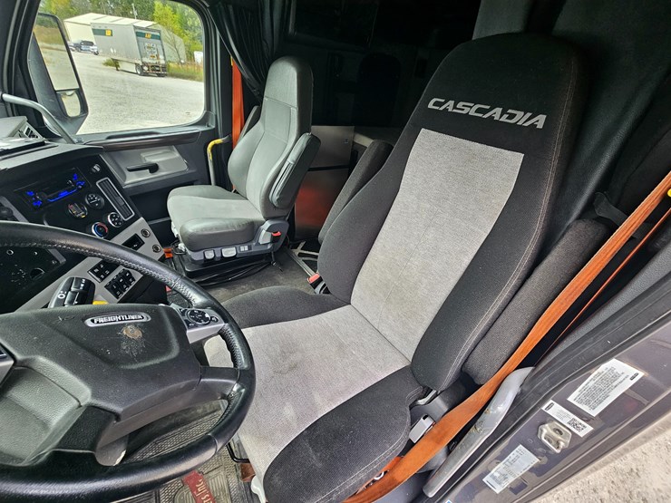 2019-freightliner-cascadia-126-image-57