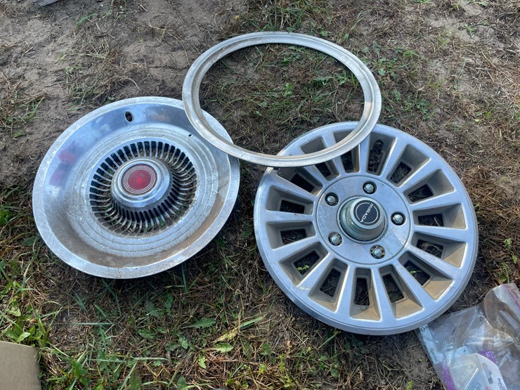 #5092-•-vintage-hub-caps-image-2