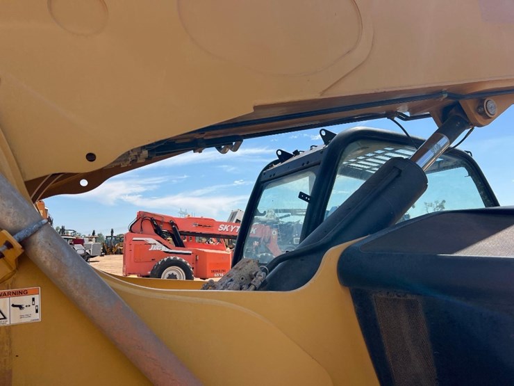 2018-caterpillar-tl1055d-image-23