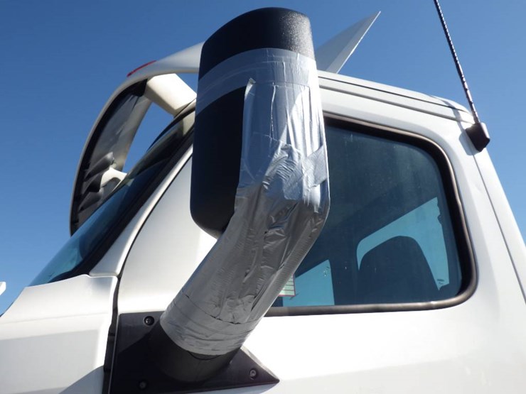 2019-freightliner-cascadia-126-image-12