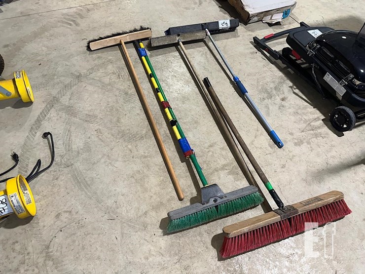 unknown-5-push-brooms-image-1